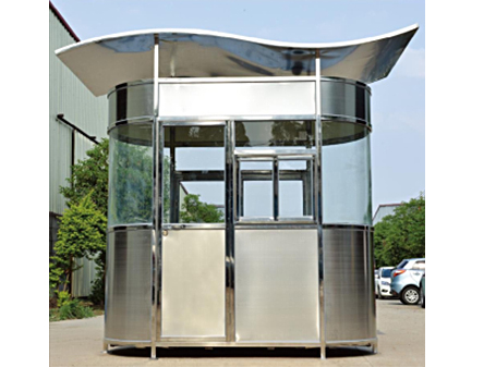 常見的不銹鋼治安崗?fù)た钍接心男浚?>
									</div>
									<h3>常見的不銹鋼治安崗?fù)た钍接心男?/h3>
									<p>治安崗?fù)な浅鞘胁粩喟l(fā)展的產(chǎn)物，而各種款式類型的治安警亭的誕生也是隨著不斷變更的社會(huì)需求發(fā)生的。不銹鋼崗?fù)び捎谄滟|(zhì)量好，使用壽命長等優(yōu)點(diǎn)成為不少治安崗?fù)さ氖走x。治安崗?fù)ぴ诰S護(hù)社會(huì)治安和梳理社會(huì)環(huán)境秩序方面發(fā)揮重要的作用，還大大降低了人工成本，提高了工作效率。下面，一起來看看不銹鋼治安崗?fù)こＲ姷挠袔追N款式。</p>
									<a href=